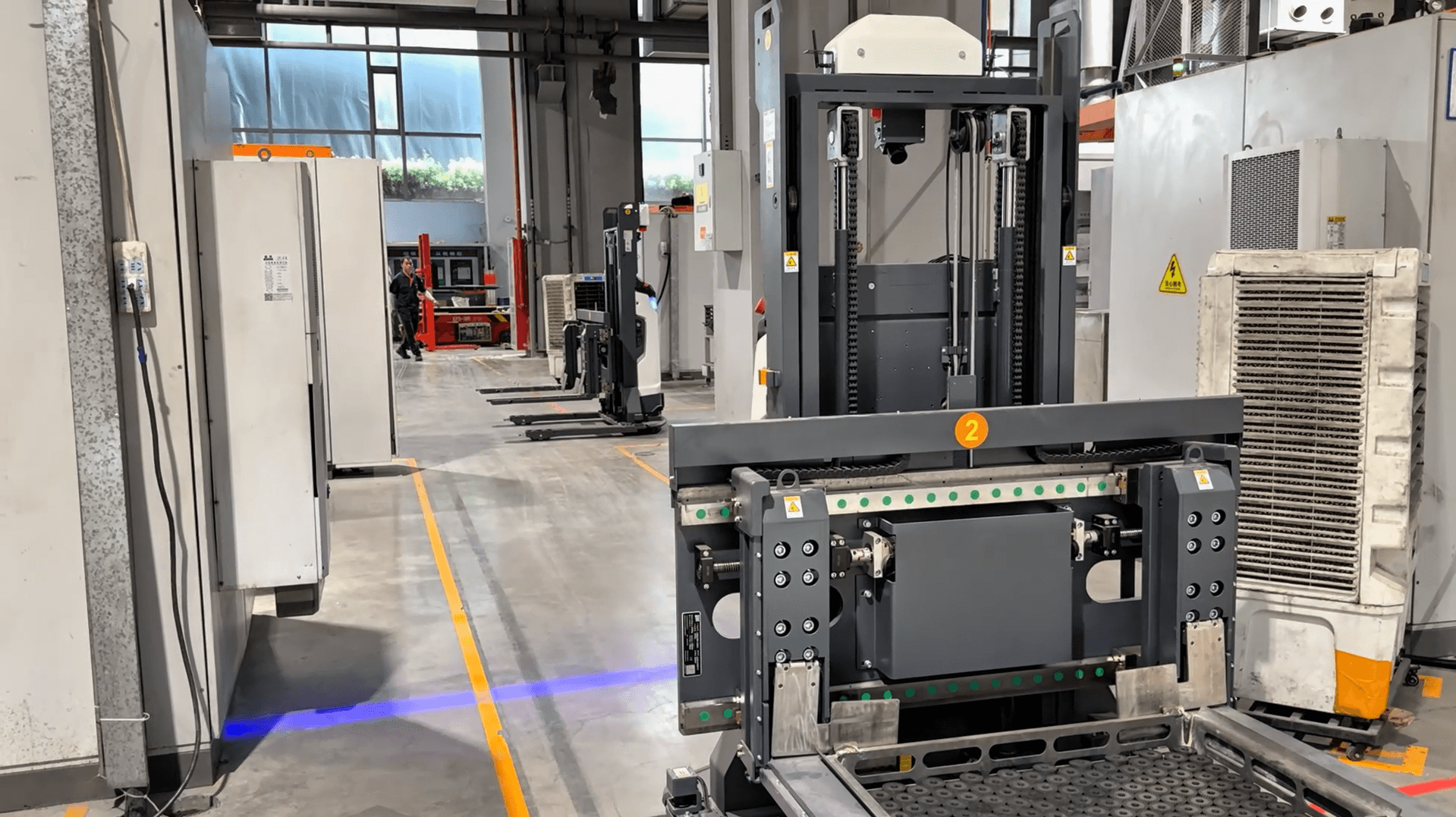 自动叉车成本与仓库运营中的人工成本比较